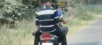 ఇద్దరు అబ్బాయిల మధ్యలో అమ్మాయి.. నడిరోడ్డుపై రొమాన్స్?